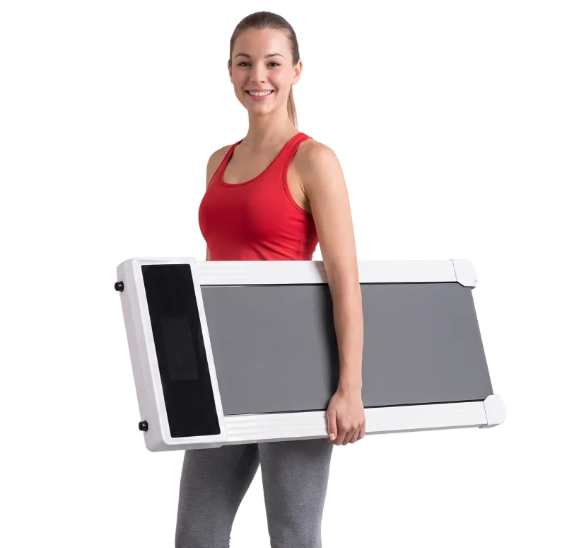 Девушка держит беговую дорожку MaxBurn Mini 2